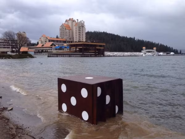 Bạn có kinh ngạc với khối xúc xắc khổng lồ được phát hiện ở bờ biển Idaho (Mỹ) này không? Không ai biết được nguồn gốc của vật thể cầu kỳ và đẹp này.