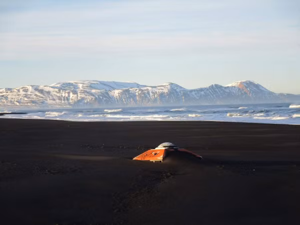 Vật thể bí ẩn tại một bãi biển ở Iceland trông khá giống với một dạng thiết kế của người ngoài hành tinh. Nhưng sau đó, các nhà khoa học công khai rằng đó chỉ là một máy đo tốc độ dòng chảy dưới lòng biển.