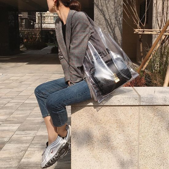Cách lăng xê mua đồ combo của nhà mốt chính là "túi trong túi", rất phù hợp cho thời tiết những ngày Sài Gòn sớm nắng chiều mưa.