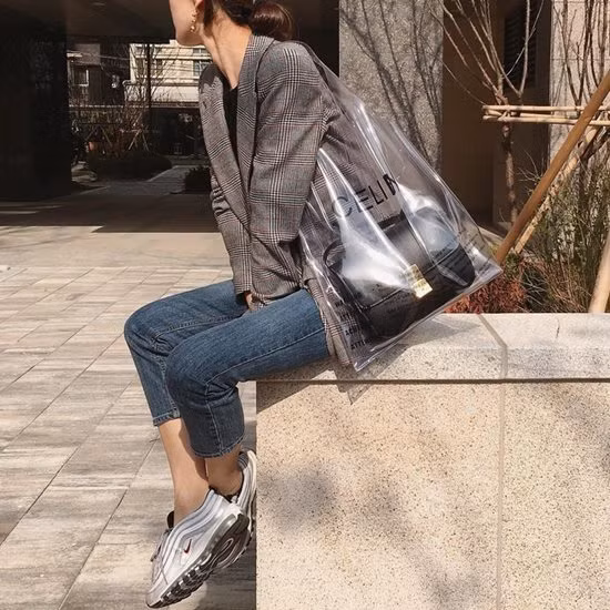 Cách lăng xê mua đồ combo của nhà mốt chính là "túi trong túi", rất phù hợp cho thời tiết những ngày Sài Gòn sớm nắng chiều mưa.