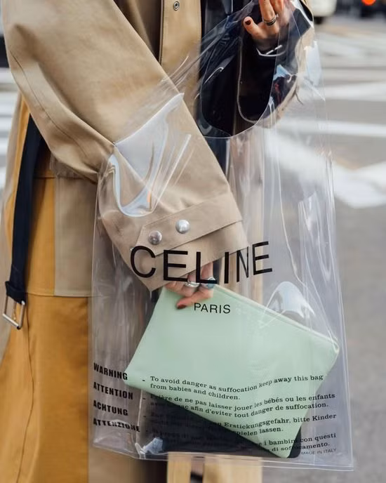 Giới trẻ châu Á rất thích món đồ thời trang này, dù giá có hơi cao nhưng sức lan tỏa của nó được "check in" khắp đường phố đủ thấy hội con nhà giàu có mặt khắp mọi nơi.