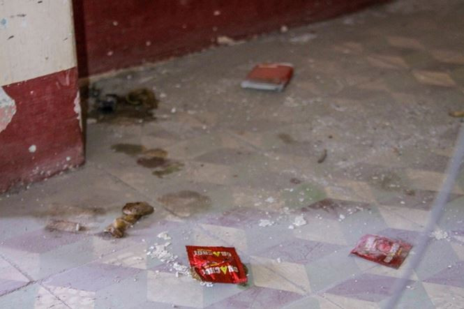 Bao cao su đã qua sử dụng vứt trên sàn nhà.