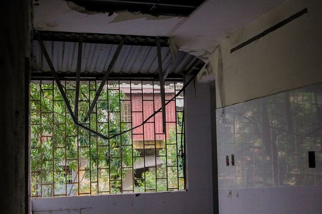 Cảnh hoang tàn nơi chung cư bỏ hoang.