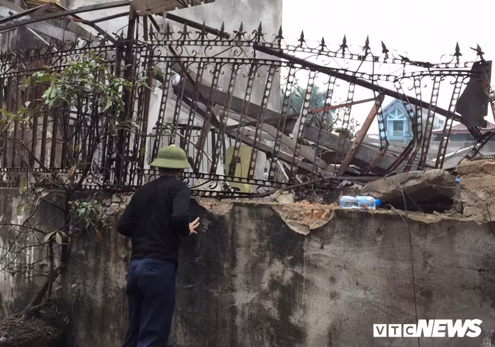 Nhiều người dân thẫn thờ, xót xa khi nhìn khung cảnh hoang tàn, đổ nát của ngôi nhà. (Ảnh: Kim Thược)