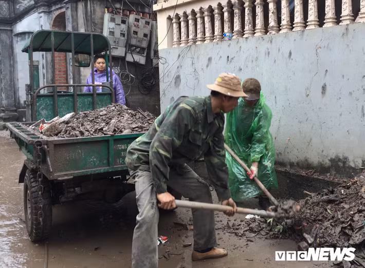 Nhiều người dân khẩn trương dọn dẹp nhà cửa sau sự cố chưa từng có vừa qua. (Ảnh: Kim Thược)