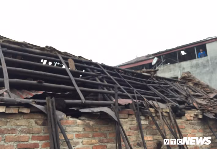 Gần 100 ngôi nhà trong vòng bán kính 1km đã bị ảnh hưởng bởi vụ nổ. (Ảnh: Kim Thược)