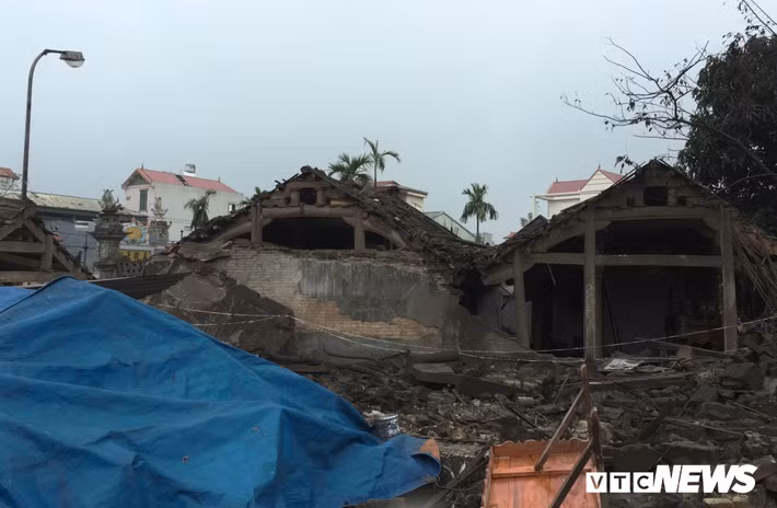 Rạng sáng 3/1, tại khu vực nhà ông Nguyễn Văn Tiến - thôn Quan Độ (Văn Môn - Yên Phong - Bắc Ninh) xảy ra vụ nổ khủng khiếp. Vụ nổ đã khiến 10 người bị thương vong, trong đó có 2 cháu bé đã chết khi đang ngủ ở nhà bên cạnh. (Ảnh: Kim Thược)