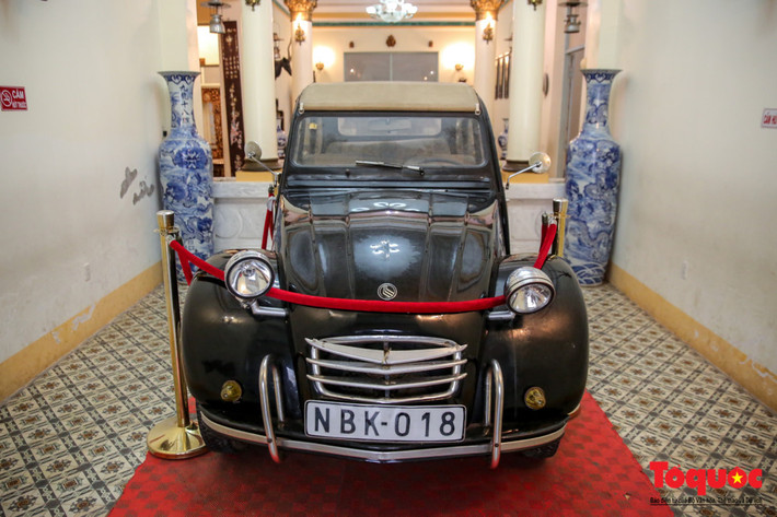 Chiếc xe hơi chỉ có số ít quý tộc bên Pháp mới dám mua thời đó.