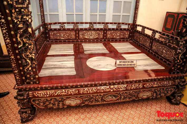 Công tử Bạc Liêu có hai chiếc giường ngủ chính: giường nóng và giường lạnh, được đóng bằng gỗ sưa. Mặt giường nóng gồm 3 miếng gỗ giáng hương ghép lại, được dùng để ngủ vào mùa mưa. Còn giường lạnh có lót miếng đá cẩm thạch lớn, nên dùng ngủ vào mùa hè nóng nực. Toàn bộ giường được khắc cẩn xà cừ với nhiều hoa văn tinh xảo. Trên mỗi chiếc giường cổ này cẩn đến 30 kg ốc xà cừ.