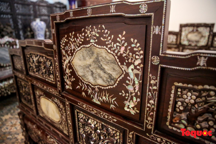 Các bộ bàn ghế nơi đây đều được cẩn xà cừ sắc sảo.