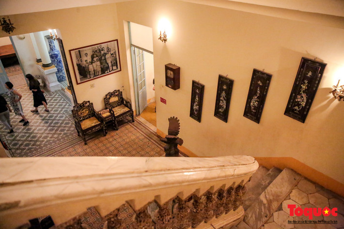 Khu nhà gồm 2 tầng nổi bật bởi kiến trúc Pháp sang trọng, bề thế. Tầng trệt của ngôi nhà có 2 phòng ngủ, 2 đại sảnh khá rộng và cầu thang dẫn lên lầu.