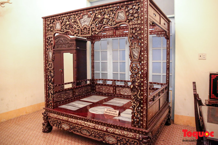 Tầng lầu có 3 phòng ngủ, 2 đại sảnh, nơi có đầy đủ tiện nghi với giường đôi, tivi, điện thoại, đồng hồ, máy lạnh, tủ áo và một bàn viết. Ngay khi bước chân vào ngôi nhà, du khách sẽ bị cuốn hút bởi những đường nét thiết kế tỉ mỉ, tinh tế, toát lên vẻ sang trọng.