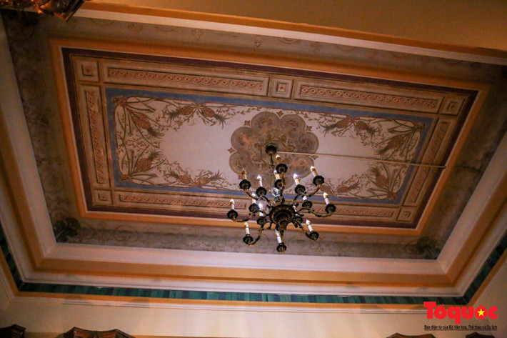 Đèn chùm tỏa ánh sáng tạo cảm giác ấm cúng và lịch lãm.