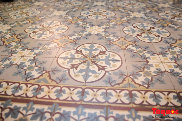 Ngôi nhà này do kỹ sư người Pháp thiết kế và tất cả vật liệu đều được đưa từ Pháp về, từ thép đúc, cẩm thạch lát nền, gạch, khung sắt trang trí đến ốc vít đều có khắc chữ “P” chìm- thể hiện nguồn gốc xuất xứ tại thủ đô Paris hoa lệ. Sau khi hoàn thành, đây được xem là ngôi nhà bề thế nhất ở Nam kỳ lục tỉnh lúc bấy giờ.