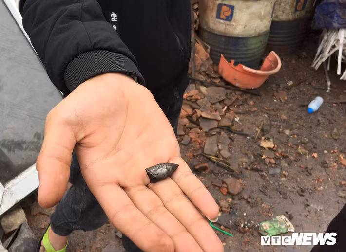 Người dân ở đây cho biết giá khoảng 400 nghìn đồng/1kg đầu đạn. (Ảnh: Kim Thược)