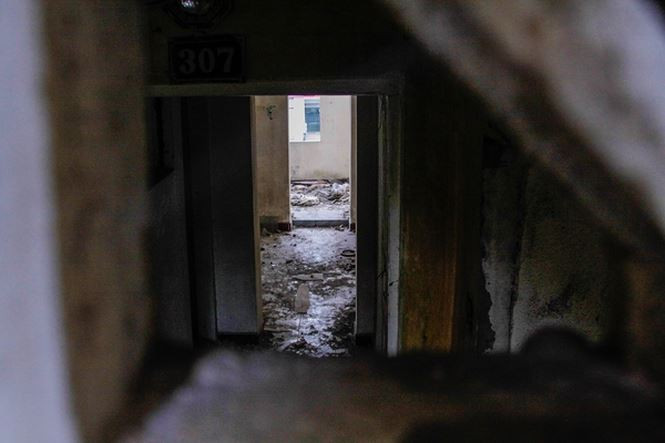 Chị Trần Thị Linh, chung cư L1, 93 Láng Hạ chia sẻ: “Khoảng 2 năm nay thì mọi người đều chuyển đi hết, do bỏ hoang không có người ở nên nhìn khu chung cư rất nguy hiểm và mất mỹ quan đô thị.