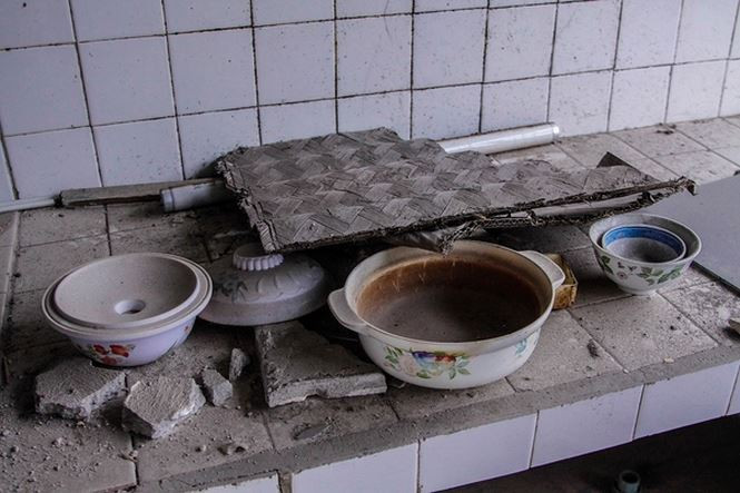 Nhiều vật dụng thường có trong gia đình được những hộ dân cư bỏ lại. Được biết, dự án cải tạo chung cư cũ 93 Láng Hạ có quy mô gồm tòa nhà tổ hợp thương mại, văn phòng cho thuê và căn hộ chung cư 27 tầng và 3 tầng hầm. Tầng 1 đến tầng 5 có chức năng làm trung tâm thương mại, văn phòng; từ tầng 6-27 căn hộ tái định cư và thương mại. Diện tích xây dựng khoảng 2.582 m2.