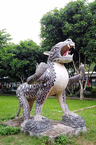 Năm 2013, những con quái thú này được dựng lên tại khu du lịch Đảo Ngọc Xanh để phục vụ du khách tham quan, chụp ảnh.