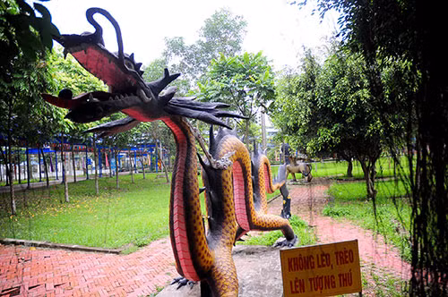 Hình tượng con rồng là dễ nhận biết hơn cả và giống với nhiều bức tượng ở nơi khác.