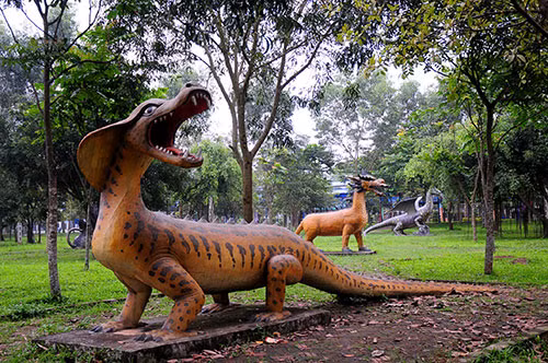 Hàng trăm tượng thú với kích cỡ khủng được dựng tại đây như hổ, báo, ngựa, sư tử… nhưng trong đó, nổi bật nhất là 15 tượng quái thú kì dị.