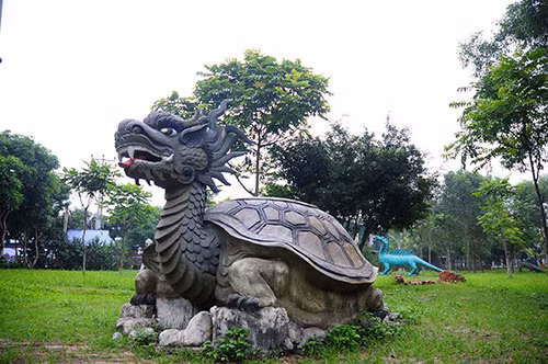 Bà Phan Hoa - Phòng quản lí du lịch (Khu du lịch Đảo Ngọc Xanh) cho biết, những con quái thú này được một lãnh đạo của khu du lịch học hỏi từ một số công viên ở Singapore, Dubai