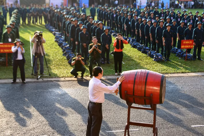 Cùng với lễ giao quân điểm tại quận 2, một số địa phương tại TP HCM cũng tổ chức giao quân cho các đơn vị tiếp nhận tân binh. Từ sáng sớm, tại Thao trường Huấn luyện quân sự quận Gò Vấp, hàng trăm thanh niên trong quân phục chỉnh tề cùng người thân đã có mặt để tiễn đưa các tân binh lên đường nhập ngũ.