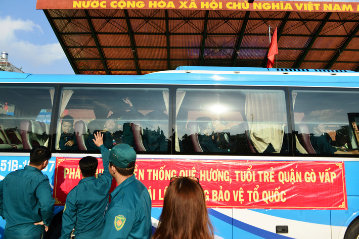 Phút quyến luyến chia tay trước khi xe lăn bánh đưa các tân binh về đơn vị.