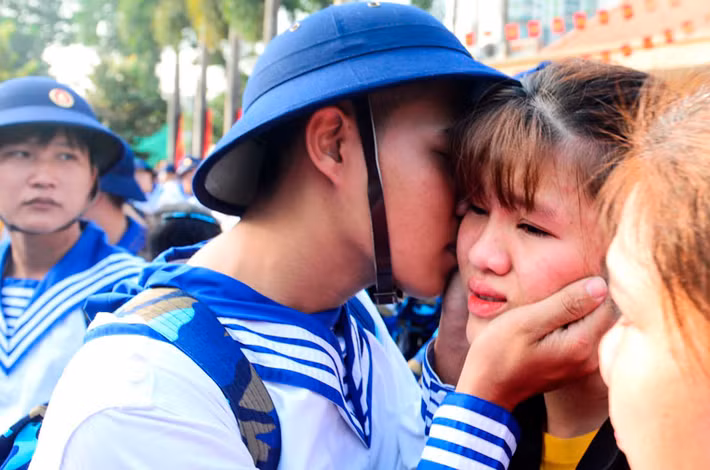 Chút quyến luyến, chia tay bạn gái của các chàng tân binh trước khi lên đường thi hành nghĩa vụ quân sự.