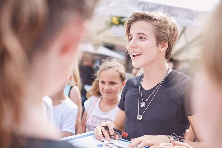 Mái tóc dài lãng tử đã được cắt ngắn lên, những chiếc áo sơ mi được thay thế bằng áo thun. Cơ thể khỏe khoắn, vẻ ngoài trưởng thành của Matteo cũng nhận được nhiều lời khen ngợi, trầm trồ.