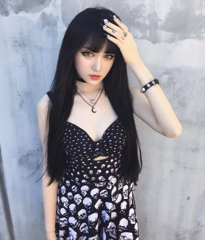 Lúc cởi bỏ lớp trang điểm, Kina lại khiến dân mạng ngạc nhiên khi cô như một người khác.