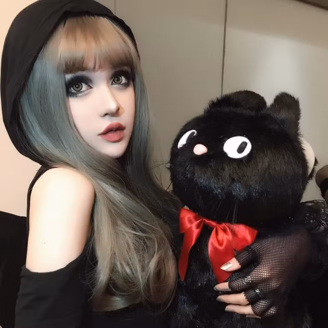 Bên cạnh đó, Kina còn tham gia làm người mẫu thời trang và thực hiện các clip hướng dẫn trang điểm trên YouTube.