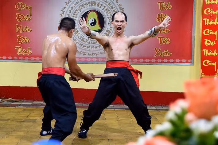 Với những thông tin liên quan đến chuẩn võ sư Flores, phái Nam Huỳnh Đạo cho biết sẵn sàng nhận lời thách đấu ở góc độ giao lưu văn hóa, kết bạn, học hỏi võ thuật nhưng không phải tranh hơn thua. Trước đó, khi được hỏi về trận đối đầu trực tiếp với Flores, Chưởng môn Nam Huỳnh Đạo Huỳnh Tuấn Kiệt chia sẻ: "Nếu có dịp về Việt Nam trong một tinh thần mà tâm thế của Võ sư Pierre Francois Flores hoàn toàn thư thái không bị áp lực bởi tranh đấu thắng thua thì tôi sẽ mời võ sư bữa cơm thân mật truyền thống Việt Nam và cởi mở trao đổi võ học với Pierre Francois Flores".