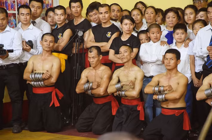 Võ sư Hùng cho biết ông và đệ tử chờ đợi sự xuất hiện của Flores tại đình Nam Chơn suốt những ngày qua. Trong khi đó, dư luận cho rằng võ sư Huỳnh Tuấn Kiệt nên nhận lời thách đấu tay đôi, thay vì đưa ra những ý kiến trì hoãn hoặc né tránh.