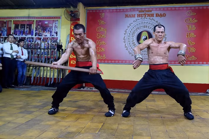 Những ngày qua, Nam Huỳnh Đạo cùng Chưởng môn Huỳnh Tuấn Kiệt trở thành tâm điểm chú ý của truyền thông khi chuẩn võ sư Flores liên tục gửi lời thách đấu. Cao thủ Vịnh Xuân Quyền tuyên bố muốn lật tẩy bí kíp truyền điện của Huỳnh Tuấn Kiệt và đề nghị đấu tay đôi.