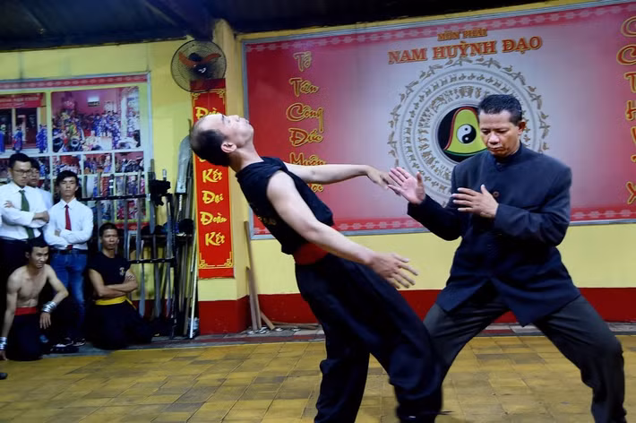 Nói về công phu "truyền điện", võ sư Huỳnh Quốc Hùng cho biết đó là cách gọi của cư dân mạng. Thực chất, đây là một loại Nội công tâm pháp của Nam Huỳnh Đạo đòi hỏi sự tập trung tinh thần chuyên chú nội khí.