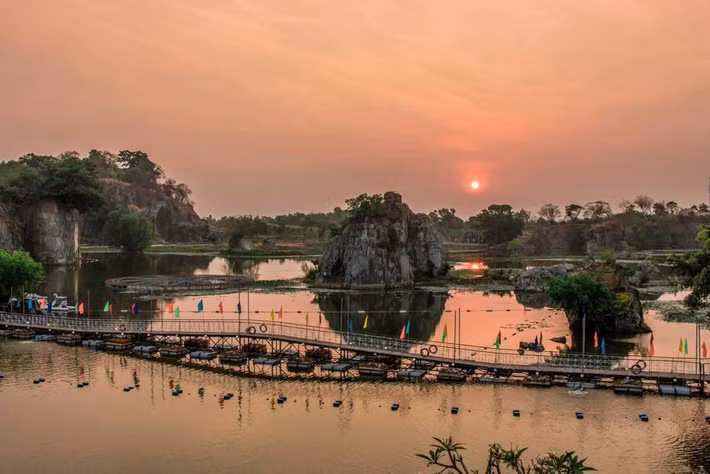 Hoàng hôn tại khu du lịch đẹp đến nao lòng. Ảnh: Facebook Bửu Long Đồng Nai.