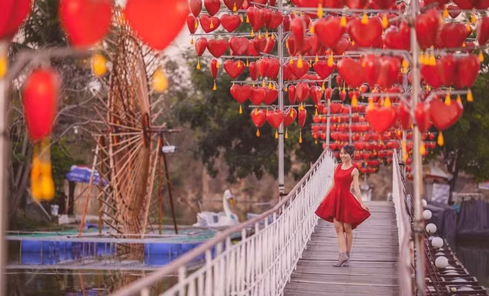 Nhờ vẻ đẹp lãng mạn, nên thơ, cây cầu này đã thu hút đông đảo khách tham quan, đồng thời trở thành một địa điểm vui chơi cuối tuần mới dành cho các bạn trẻ. Để đến với cây cầu tình yêu tuyệt đẹp này, từ TP.HCM, các bạn có thể di chuyển bằng xe máy theo đường Kha Vạn Cân, đi tới cầu vượt Linh Xuân; hoặc có thể đi theo xa lộ Hà Nội và tới cầu vượt Suối Tiên rẽ trái, đến cầu vượt Linh Xuân (quận Thủ Đức, TP.HCM). Giá vé vừa cửa khoảng 30.000-40.000 đồng. Ảnh: An Huy.