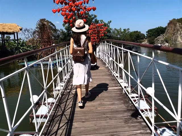 Gần đây, giới trẻ Đồng Nai, Sài Thành truyền tai nhau về cây cầu tình yêu "siêu hot" được thiết kế giống như cây cầu tình yêu Đà Nẵng ở Biên Hòa, Đồng Nai. Ảnh: Trang Bùi.