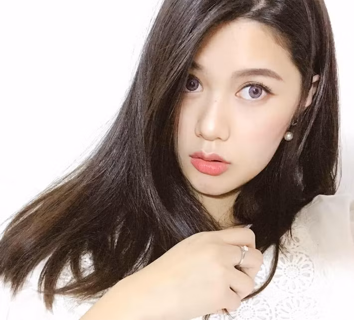 Cách đây không lâu, người hâm mộ rộ lên tin Lina Hoàng, cô gái Việt xinh đẹp đang sống tại Thụy Điển, là người yêu bí mật của Trịnh Thăng Bình. Cô từng diễn xuất trong MV Đâu ai đợi mình của nam ca sĩ trước đây. Mặc dù cả hai chưa lên tiếng chính thức, không ít người hâm mộ tỏ ra khá chắc chắn khi đưa ra bằng chứng hai người từng đi du lịch với nhau.