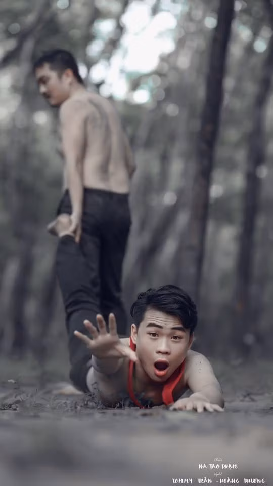 Cách đây ít giờ, một tài khoản Facebook có tên P.N đã đăng tải bộ ảnh với tên gọi "Ấu dâm" cùng dòng cảm xúc: "Hãy quan tâm đến những đứa trẻ và chia sẽ cho mọi người giúp mình nhé!". Tuy nhiên, thay vì truyền tải đi thông điệp mang đậm tính nhân văn thì người xem chỉ cảm thấy sự "rẻ rúng" qua từng bức ảnh.