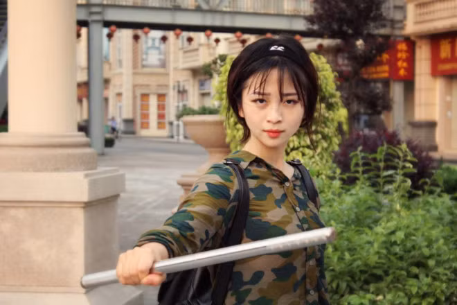  Thiếu nữ xinh đẹp cho biết cô học võ từ 15 tuổi. Ngoài côn nhị khúc, Hậu còn tập luyện vovinam, kick-boxing và gym. Cô gái kể từng tham gia thi đấu và đạt một số thành tích.