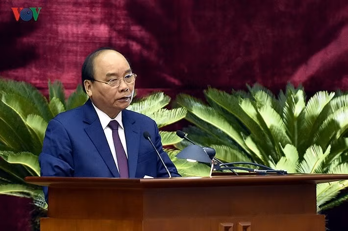 Ủy viên Bộ Chính trị, Thủ tướng Chính phủ Nguyễn Xuân Phúc đọc Tờ trình của Ban cán sự đảng Chính phủ về tình hình kinh tế - xã hội và ngân sách nhà nước năm 2018; kế hoạch phát triển kinh tế - xã hội và dự toán ngân sách nhà nước năm 2019.