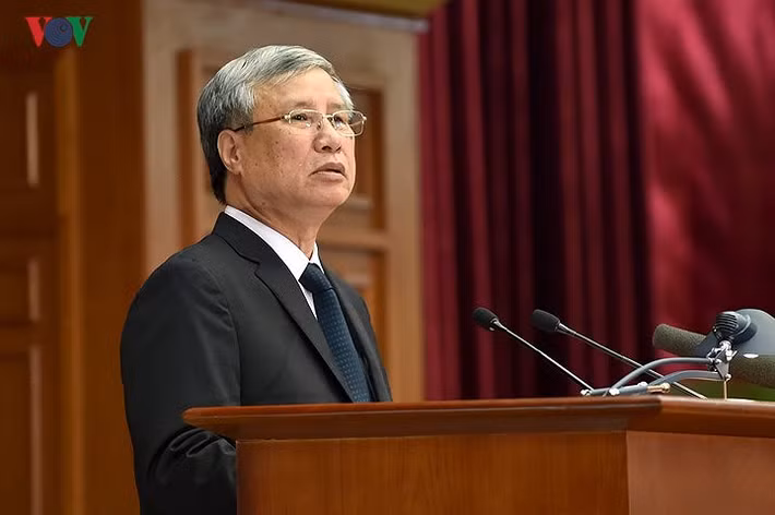 Buổi sáng, ông Trần Quốc Vượng, Ủy viên Bộ Chính trị, Thường trực Ban Bí thư báo cáo xin ý kiến Ban Chấp hành Trung ương Đảng về Chương trình Hội nghị.