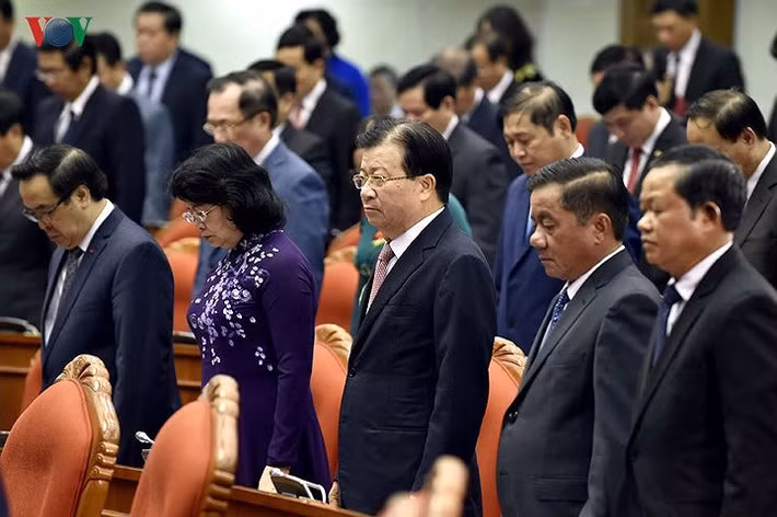 Trước giờ khai mạc, Hội nghị lần thứ 8 Ban Chấp hành Trung ương Đảng khoá XII đã dành phút mặc niệm 2 đồng chí vừa từ trần: Đồng chí Đỗ Mười, nguyên Tổng Bí thư Ban Chấp hành Trung ương Đảng và đồng chí Trần Đại Quang, Uỷ viên Bộ Chính trị, Chủ tịch nước Cộng hoà xã hội chủ nghĩa Việt Nam.