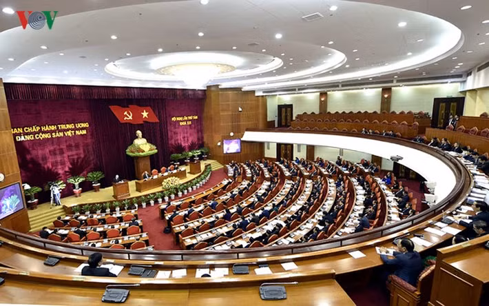 Uỷ viên Bộ Chính trị, Bí thư Trung ương Đảng, Trưởng Ban Tổ chức Trung ương Phạm Minh Chính đọc Tờ trình của Bộ Chính trị về Quy định trách nhiệm nêu gương của cán bộ, đảng viên, trước hết là Uỷ viên Bộ Chính trị, Uỷ viên Ban Bí thư, Uỷ viên Ban Chấp hành Trung ương Đảng; Tờ trình của Bộ Chính trị về việc thành lập các Tiểu ban chuẩn bị Đại hội đại biểu toàn quốc lần thứ XIII của Đảng. Trong ảnh: Toàn cảnh Hội nghị.