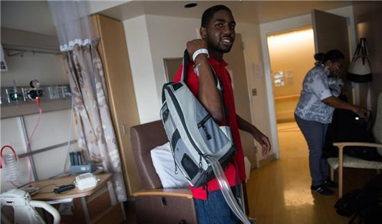 Vì không thể tìm được trái tim phù hợp, Marshall buộc phải cắt bỏ trái tim của mình và sử dụng một trái tim nhân tạo được đặt trong chiếc ba lô đeo phía sau. Chiếc ba lô nặng hơn 3kg thực sự chứa trái tim nhân tạo giúp Marshall duy trì cuộc sống của mình.