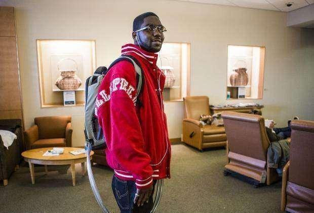 Marshall đi rất nhiều nơi, gặp thật nhiều người, anh cũng không che giấu việc mình không có trái tim, khiến nhiều người ngạc nhiên sửng sốt nhưng cũng khâm phục sự dũng cảm và khát khao sống của Marshall.