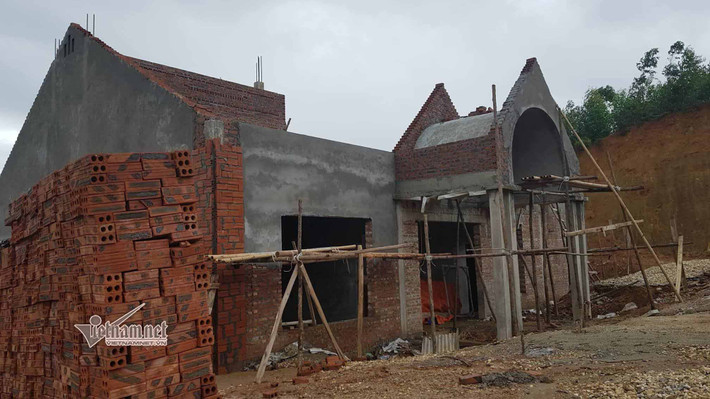 Một căn khác đang được xây dựng cách đó không xa.