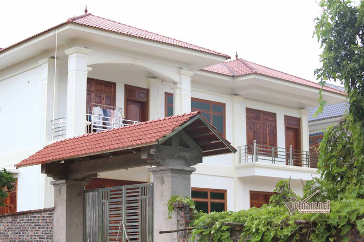 Đồng thời, UBND TP giao Chủ tịch UBND các xã, phường tăng cường công tác quản lý đất đai, chỉ đạo kiểm tra, phát hiện và ngăn chặn kịp thời các hành vi vi phạm về đất đai, xây dựng trái phép của các tổ chức, cá nhân trên phần diện tích đất đã thu hồi của công ty Kim Long, xử lý đối với các hành vi vi phạm (nếu có) theo quy định, chịu trách nhiệm trước Chủ tịch UBND TP nếu để vi phạm xảy ra mà không kịp thời ngăn chặn, xử lý.