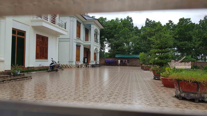 Hai nhà cùng chung phần sân.